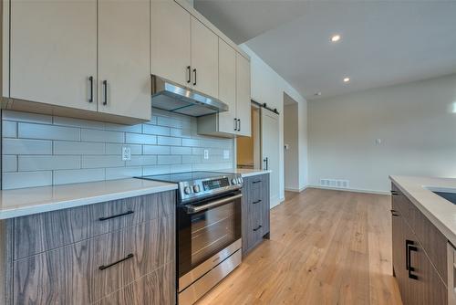 2123 Mountain View Avenue, Lumby, BC - Indoor Photo Showing Kitchen With Upgraded Kitchen
