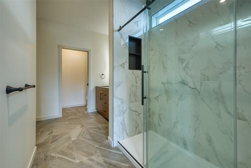 2123 Mountain View Avenue, Lumby, BC - Indoor Photo Showing Bathroom
