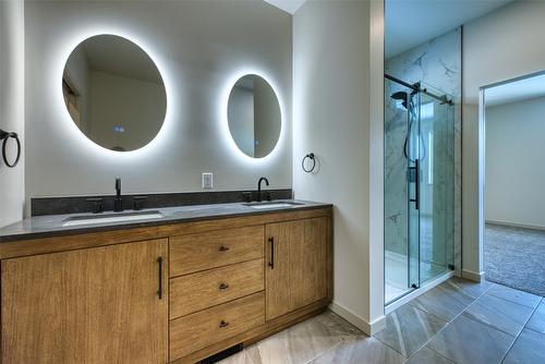 2123 Mountain View Avenue, Lumby, BC - Indoor Photo Showing Bathroom