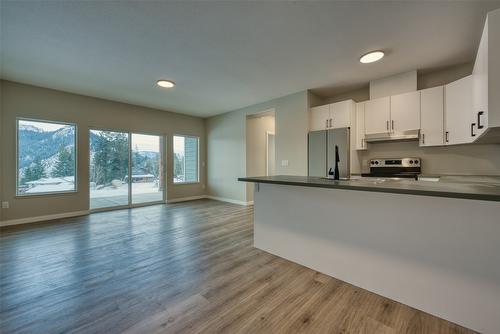 2123 Mountain View Avenue, Lumby, BC - Indoor Photo Showing Kitchen