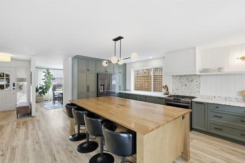 2074 Hampshire Drive, Kamloops, BC - Indoor Photo Showing Kitchen With Upgraded Kitchen