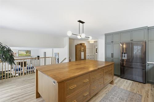 2074 Hampshire Drive, Kamloops, BC - Indoor Photo Showing Kitchen
