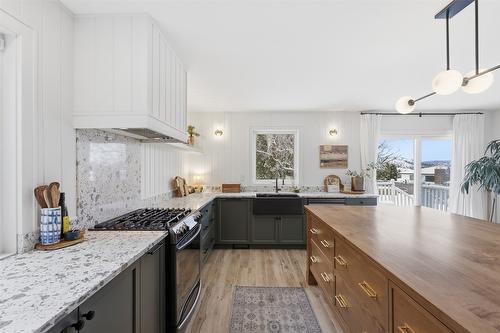 2074 Hampshire Drive, Kamloops, BC - Indoor Photo Showing Kitchen With Upgraded Kitchen