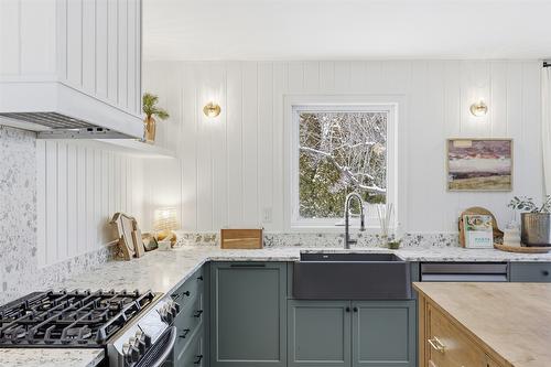 2074 Hampshire Drive, Kamloops, BC - Indoor Photo Showing Kitchen With Upgraded Kitchen