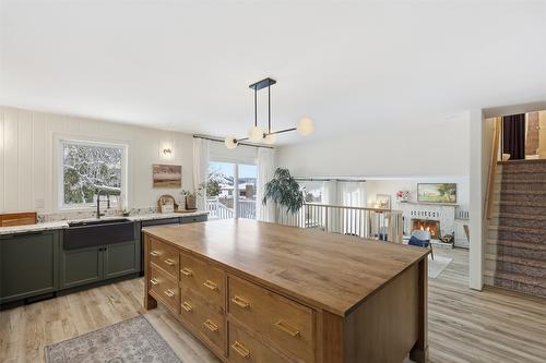 2074 Hampshire Drive, Kamloops, BC - Indoor Photo Showing Kitchen