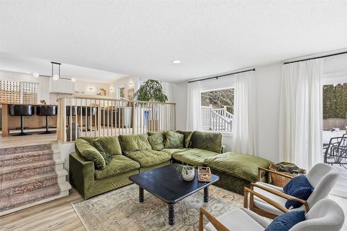 2074 Hampshire Drive, Kamloops, BC - Indoor Photo Showing Living Room