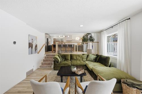 2074 Hampshire Drive, Kamloops, BC - Indoor Photo Showing Living Room