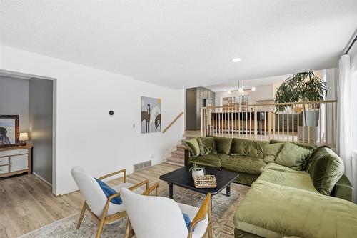 2074 Hampshire Drive, Kamloops, BC - Indoor Photo Showing Living Room