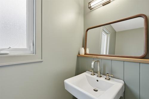 2074 Hampshire Drive, Kamloops, BC - Indoor Photo Showing Bathroom