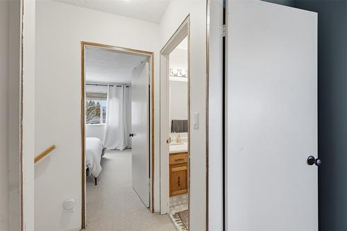2074 Hampshire Drive, Kamloops, BC - Indoor Photo Showing Bathroom