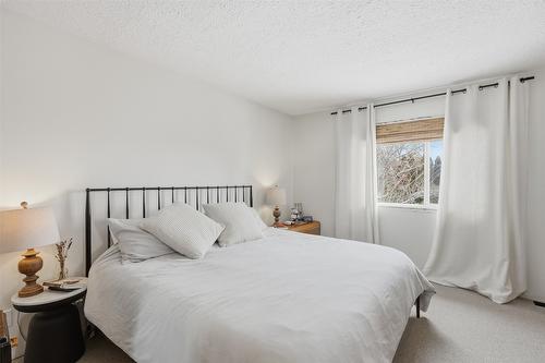 2074 Hampshire Drive, Kamloops, BC - Indoor Photo Showing Bedroom