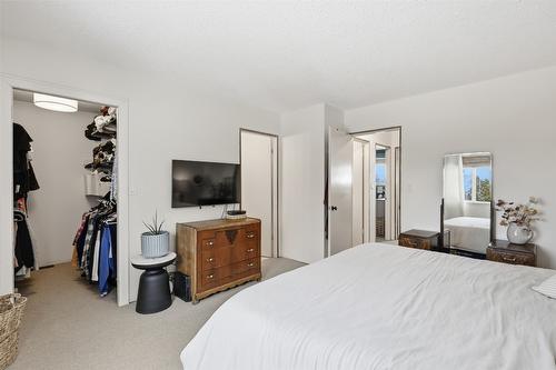 2074 Hampshire Drive, Kamloops, BC - Indoor Photo Showing Bedroom