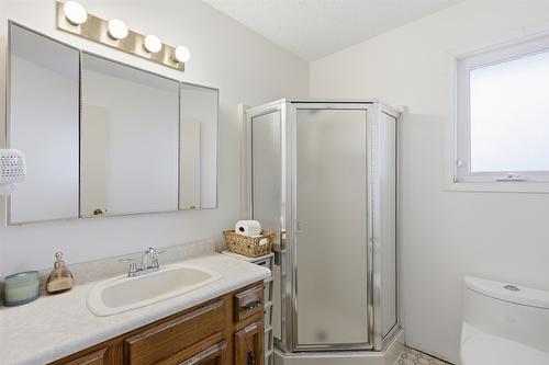2074 Hampshire Drive, Kamloops, BC - Indoor Photo Showing Bathroom