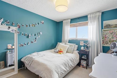 2074 Hampshire Drive, Kamloops, BC - Indoor Photo Showing Bedroom