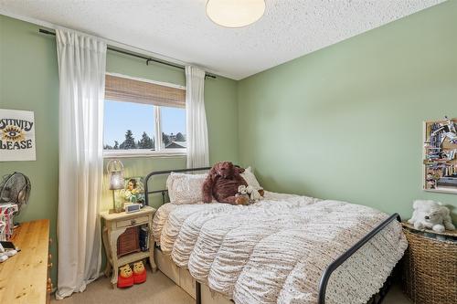 2074 Hampshire Drive, Kamloops, BC - Indoor Photo Showing Bedroom