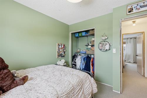 2074 Hampshire Drive, Kamloops, BC - Indoor Photo Showing Bedroom