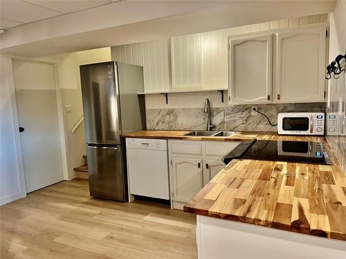 2074 Hampshire Drive, Kamloops, BC - Indoor Photo Showing Kitchen With Double Sink