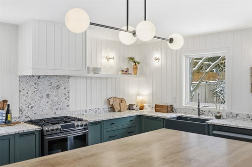 2074 Hampshire Drive, Kamloops, BC - Indoor Photo Showing Kitchen With Upgraded Kitchen