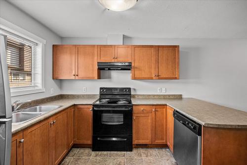 104-1355 Findlay Road, Kelowna, BC - Indoor Photo Showing Kitchen With Double Sink