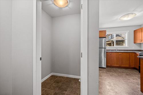 104-1355 Findlay Road, Kelowna, BC - Indoor Photo Showing Kitchen