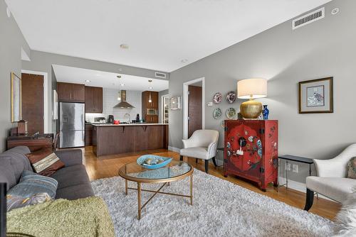 403-2040 Springfield Road, Kelowna, BC - Indoor Photo Showing Living Room