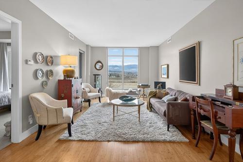 403-2040 Springfield Road, Kelowna, BC - Indoor Photo Showing Living Room