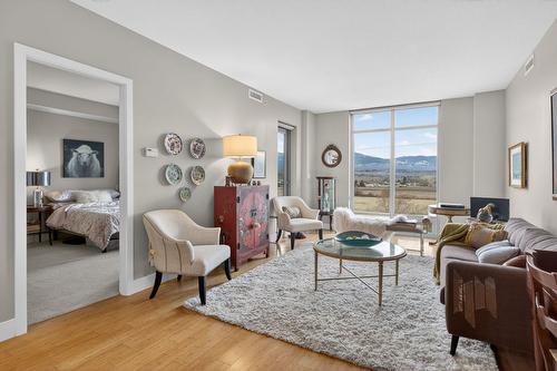 403-2040 Springfield Road, Kelowna, BC - Indoor Photo Showing Living Room