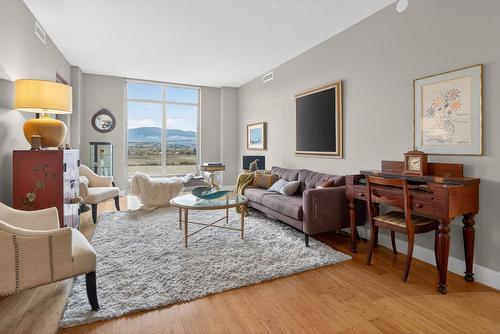 403-2040 Springfield Road, Kelowna, BC - Indoor Photo Showing Living Room