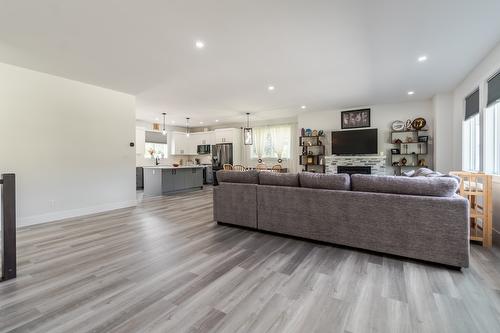 180 Hollywood Crescent, Lillooet, BC - Indoor Photo Showing Living Room