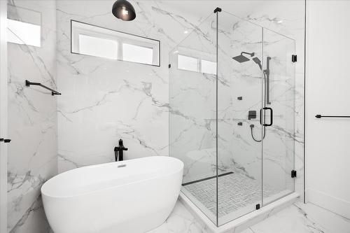 8916 Tavistock Road, Vernon, BC - Indoor Photo Showing Bathroom