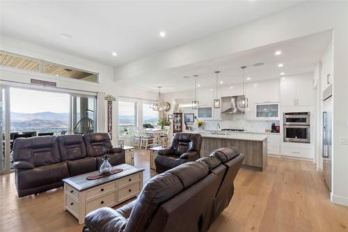 2202 Tramonto Court, Kelowna, BC - Indoor Photo Showing Living Room