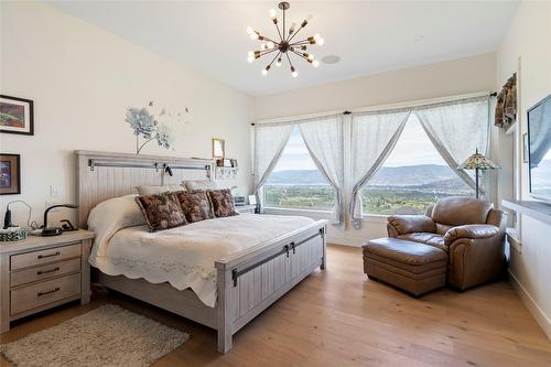 2202 Tramonto Court, Kelowna, BC - Indoor Photo Showing Bedroom