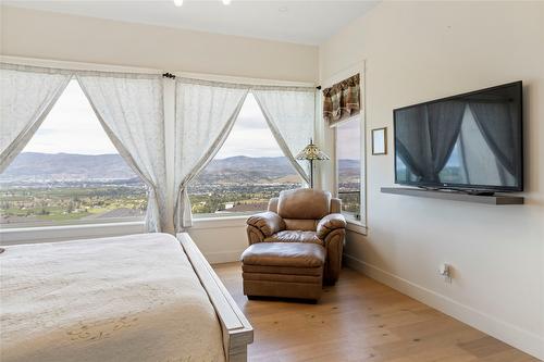 2202 Tramonto Court, Kelowna, BC - Indoor Photo Showing Bedroom