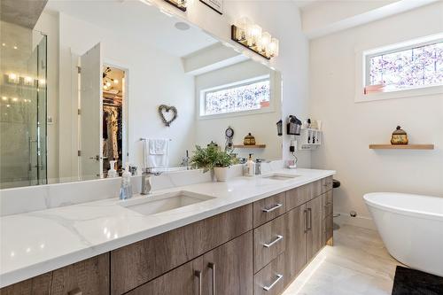 2202 Tramonto Court, Kelowna, BC - Indoor Photo Showing Bathroom