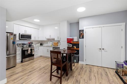 2202 Tramonto Court, Kelowna, BC - Indoor Photo Showing Kitchen