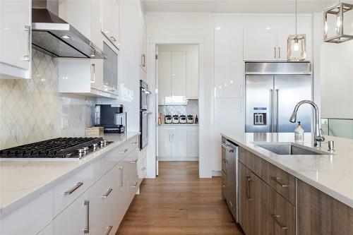 2202 Tramonto Court, Kelowna, BC - Indoor Photo Showing Kitchen With Upgraded Kitchen