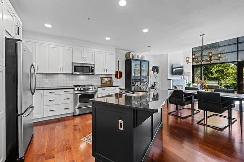 205-600 Sarsons Road, Kelowna, BC - Indoor Photo Showing Kitchen With Upgraded Kitchen