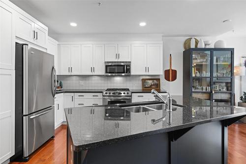 205-600 Sarsons Road, Kelowna, BC - Indoor Photo Showing Kitchen With Double Sink With Upgraded Kitchen