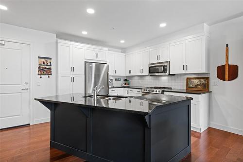 205-600 Sarsons Road, Kelowna, BC - Indoor Photo Showing Kitchen With Upgraded Kitchen