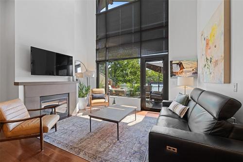 205-600 Sarsons Road, Kelowna, BC - Indoor Photo Showing Living Room With Fireplace