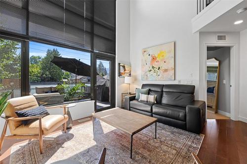 205-600 Sarsons Road, Kelowna, BC - Indoor Photo Showing Living Room