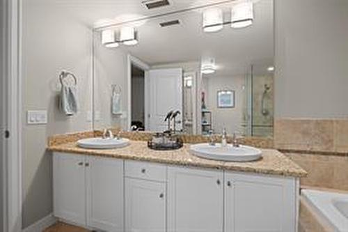 205-600 Sarsons Road, Kelowna, BC - Indoor Photo Showing Bathroom