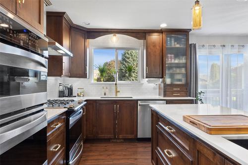 1795 Delnor Crescent, Kamloops, BC - Indoor Photo Showing Kitchen With Upgraded Kitchen