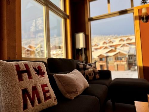 23-165 Kettleview Road, Big White, BC - Indoor Photo Showing Living Room
