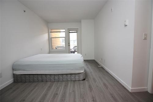 404-571 Yates Road, Kelowna, BC - Indoor Photo Showing Bedroom
