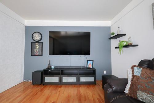 Salon - 2643 Av. Glenada, Shawinigan, QC - Indoor