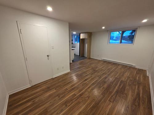 Salon - 1-2265 Av. Auguste, Brossard, QC - Indoor