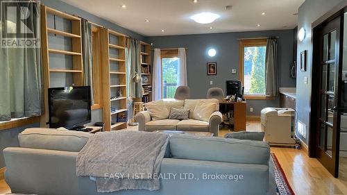 98 Burbank Drive, Toronto, ON - Indoor Photo Showing Living Room