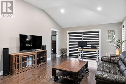 1160 Alliance Street, Lasalle, ON - Indoor Photo Showing Living Room