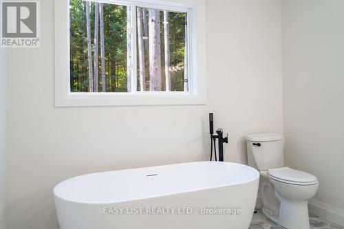 14 Eagle Road, Tiny, ON - Indoor Photo Showing Bathroom